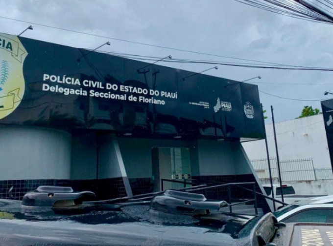 Vereador é conduzido após ser flagrado com dinheiro e material de campanha