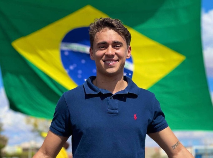 Nikolas Ferreira faz história e se torna o deputado federal mais votado do Brasil