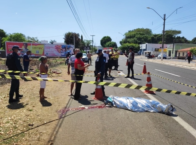 Homem morre após colisão entre bicicleta e carro na Avenida Dirceu Arcoverde, em Floriano