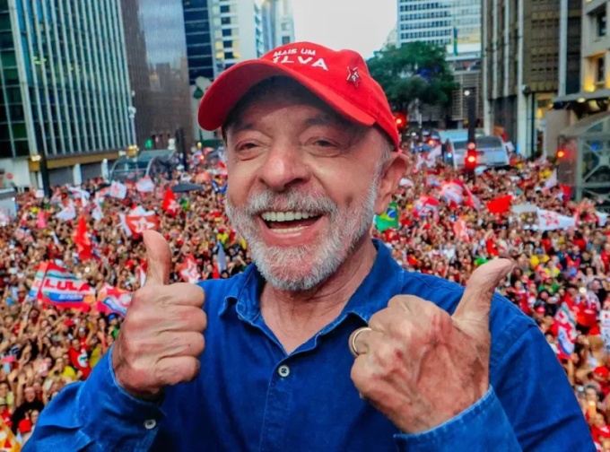 Lula é reeleito presidente do Brasil e garante quarto mandato após vencer Flávio Bolsonaro