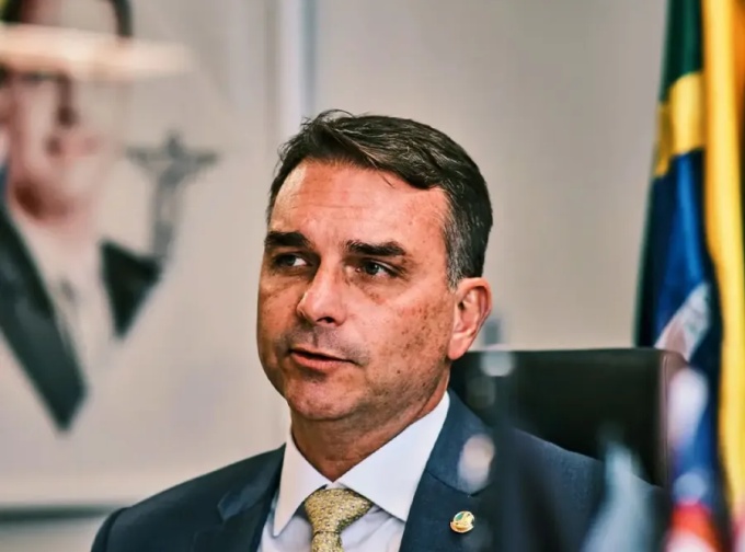Flávio Bolsonaro não entrega passaporte à PF e descumpre ordem de Moraes